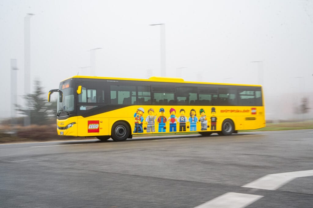 Iveco entrega 15 ônibus novos para transporte de colaboradores da LEGO na Hungria 3 Iveco entrega 15 ônibus novos para transporte de colaboradores da LEGO na Hungria