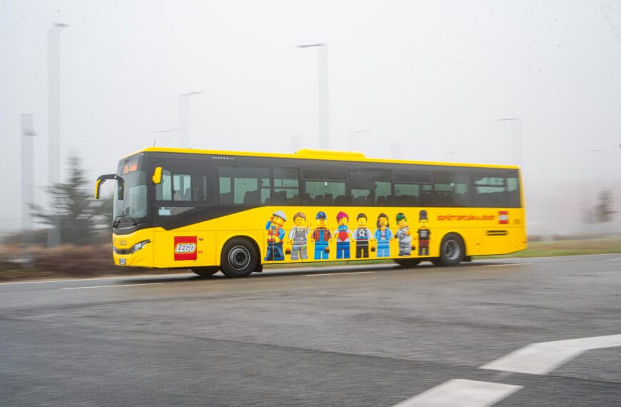 Iveco entrega 15 ônibus novos para transporte de colaboradores da LEGO na Hungria
