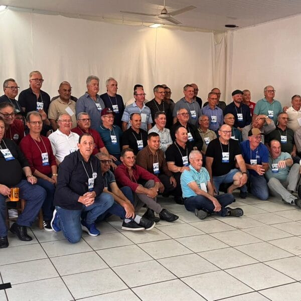 Ex-funcionários de empresa de ônibus mantêm amizade e celebram história de companheirismo construída nas estradas