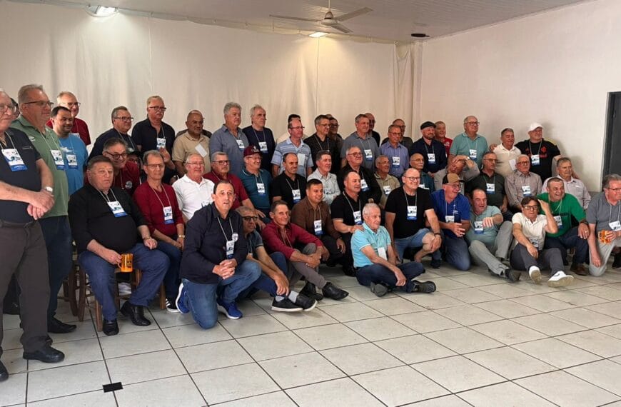 Ex-funcionários de empresa de ônibus mantêm amizade e celebram história de companheirismo construída nas estradas