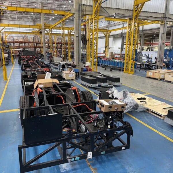 BYD celebra produção do 600º chassi de ônibus elétrico no Brasil e reforça expansão industrial no país