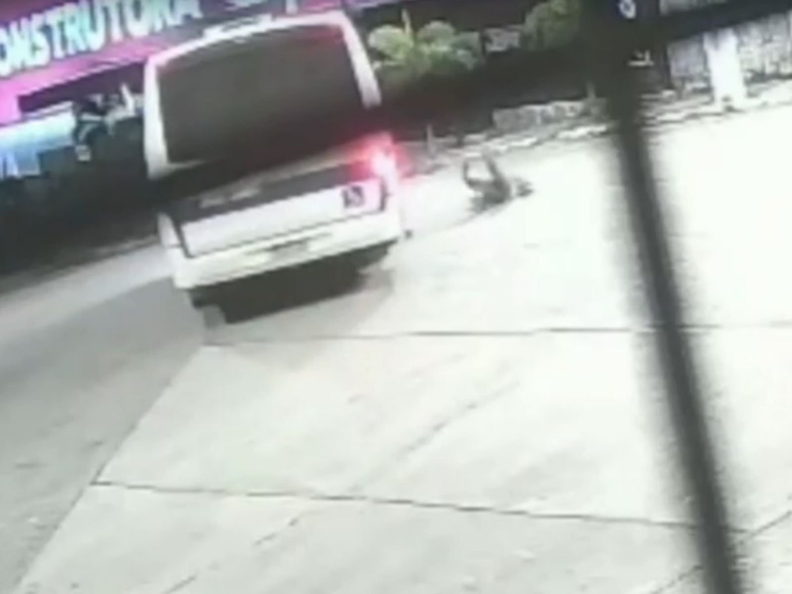 Jovem fica ferida após cair de transporte alternativo em movimento