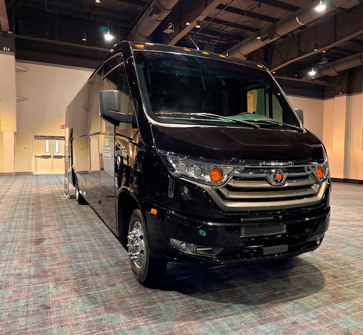 Marcopolo apresenta evolução do micro-ônibus Grand Executive em feira de transporte executivo nos Estados Unidos