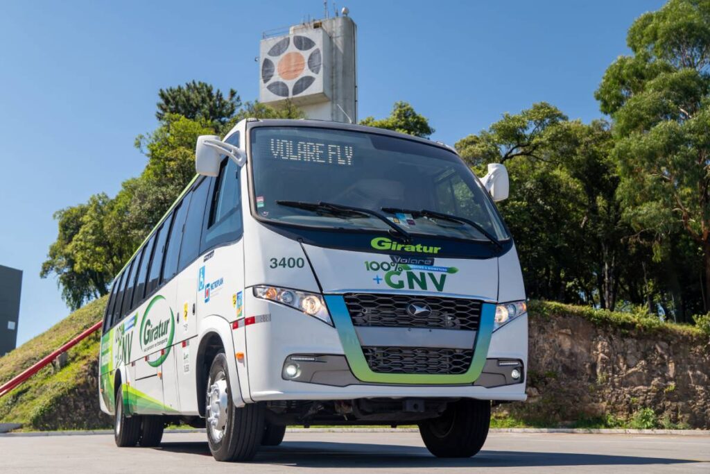 Volare entrega primeiro Fly 10 GV movido a biometano e GNV para operação de fretamento em Caxias do Sul