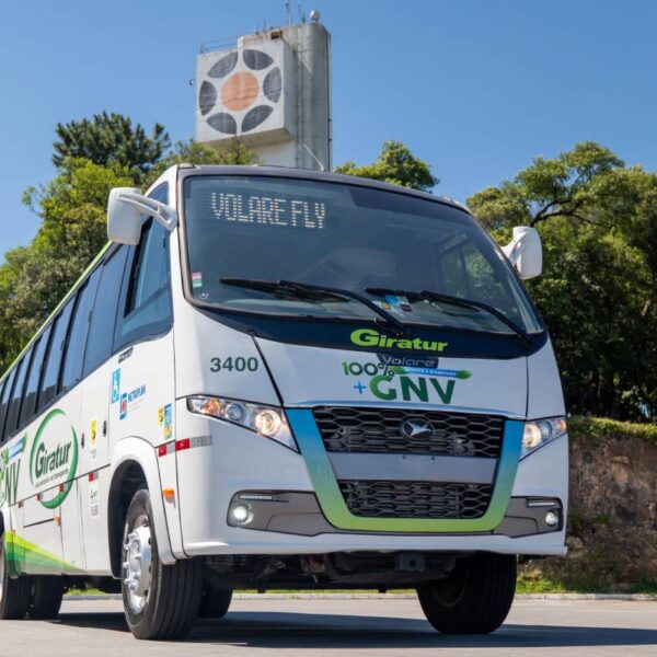 Volare entrega primeiro Fly 10 GV movido a biometano e GNV para operação de fretamento em Caxias do Sul