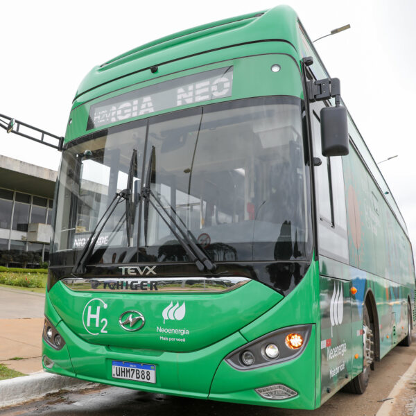 Brasília ganha primeira rota turística do país com ônibus movido a hidrogênio verde