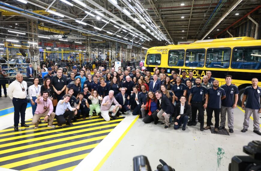 Governo federal entrega 324 novos ônibus escolares do Caminho da Escola