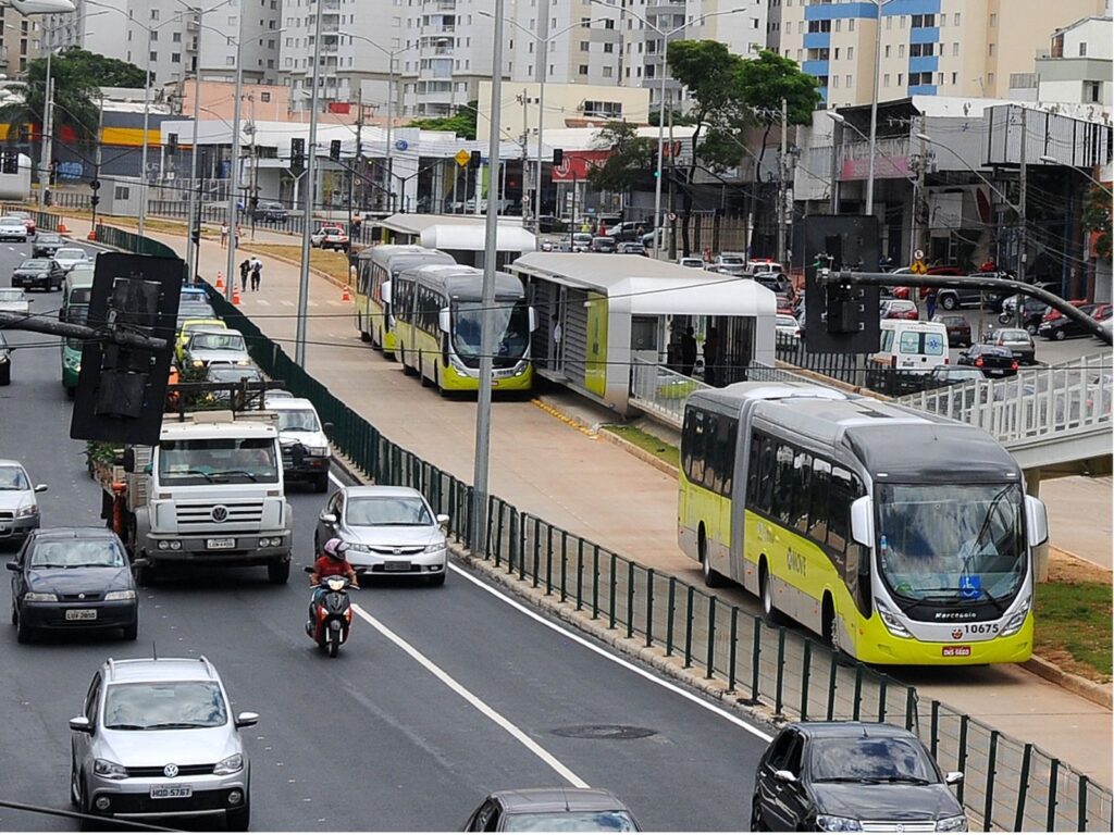 Belo Horizonte inicia instalação de semáforos inteligentes que priorizam ônibus