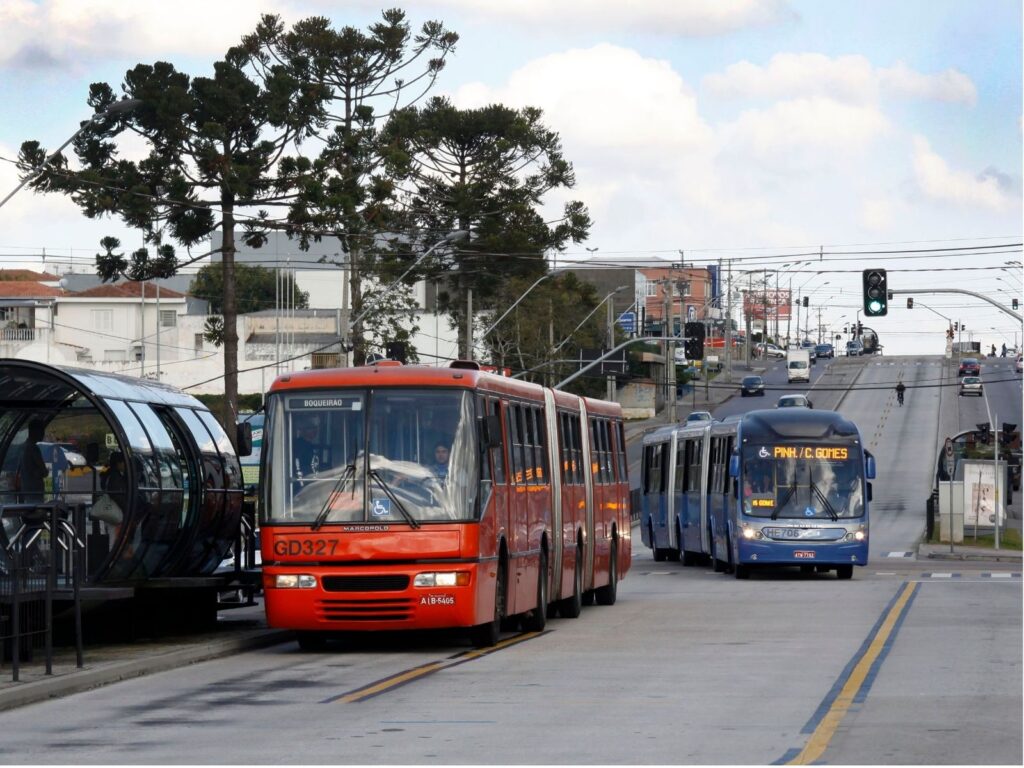 Curitiba adia edital de licitação de ônibus e culpa guerra no Irã