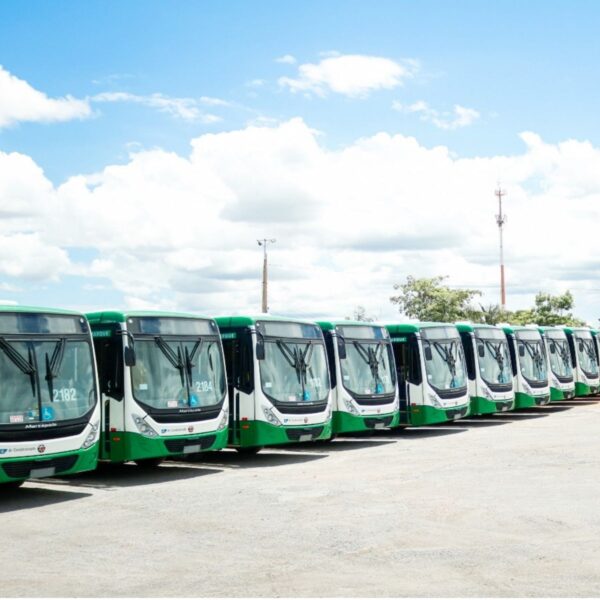 Frota de Cuiabá recebe novos ônibus Mercedes-Benz com ar-condicionado
