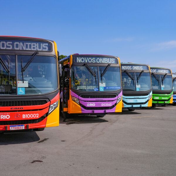 Rio de Janeiro apresenta 102 novos ônibus com ar-condicionado e avança na renovação da frota municipal