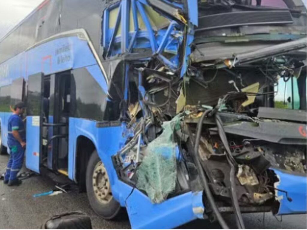 Ônibus da Expresso Guanabara que saiu de Natal para Fortaleza colide com caminhão e deixa sete feridos