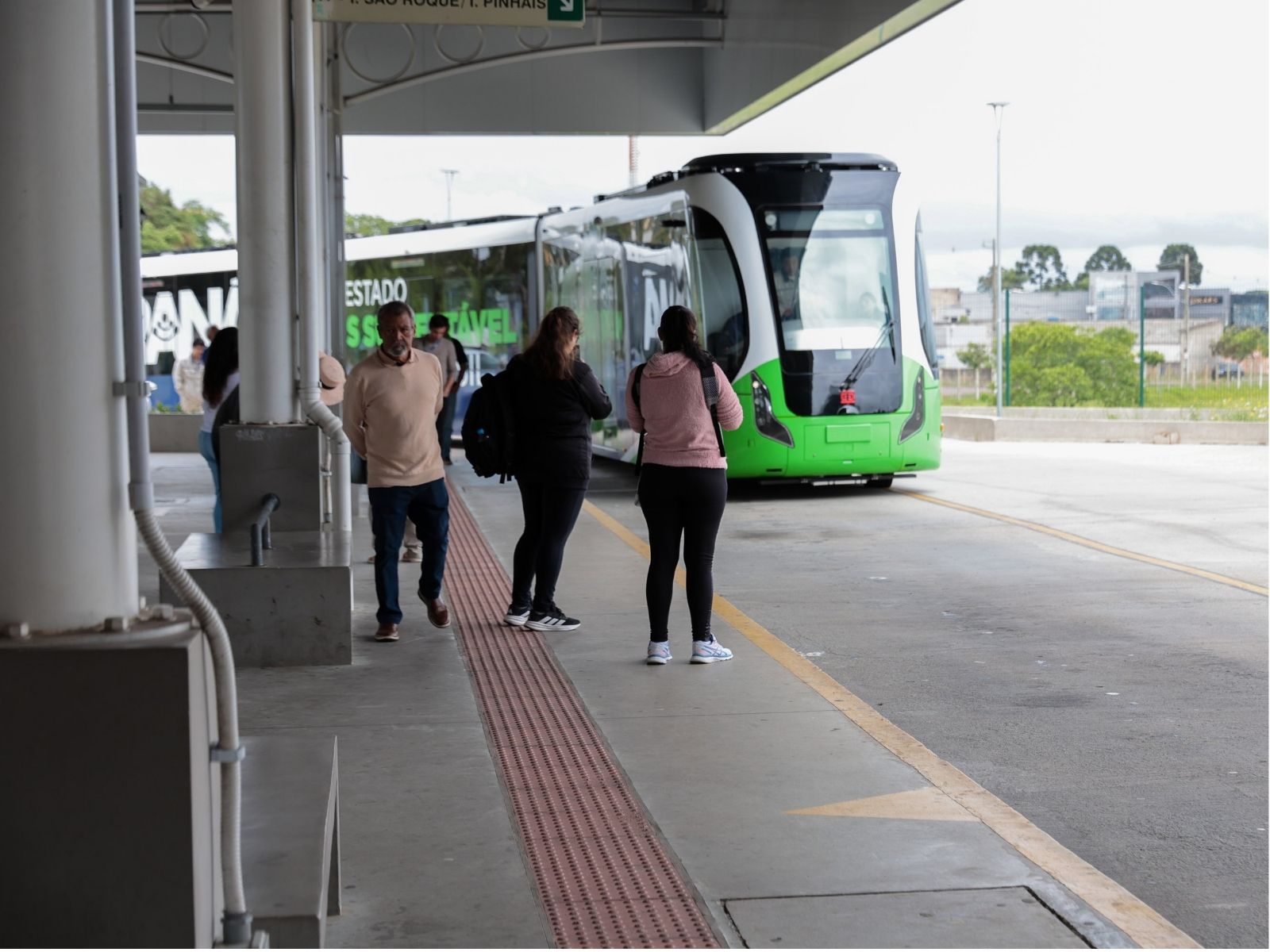 Prefeito de São Paulo pede apoio financeiro ao governador para VLT na capital