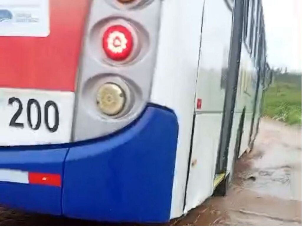 Problemas em avenida após chuvas mudam trajeto da linha A e afetam usuários