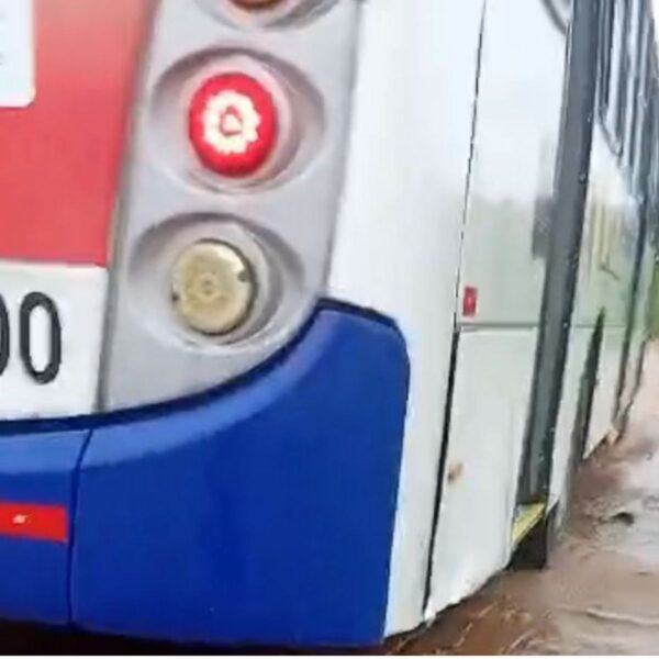 Problemas em avenida após chuvas mudam trajeto da linha A e afetam usuários