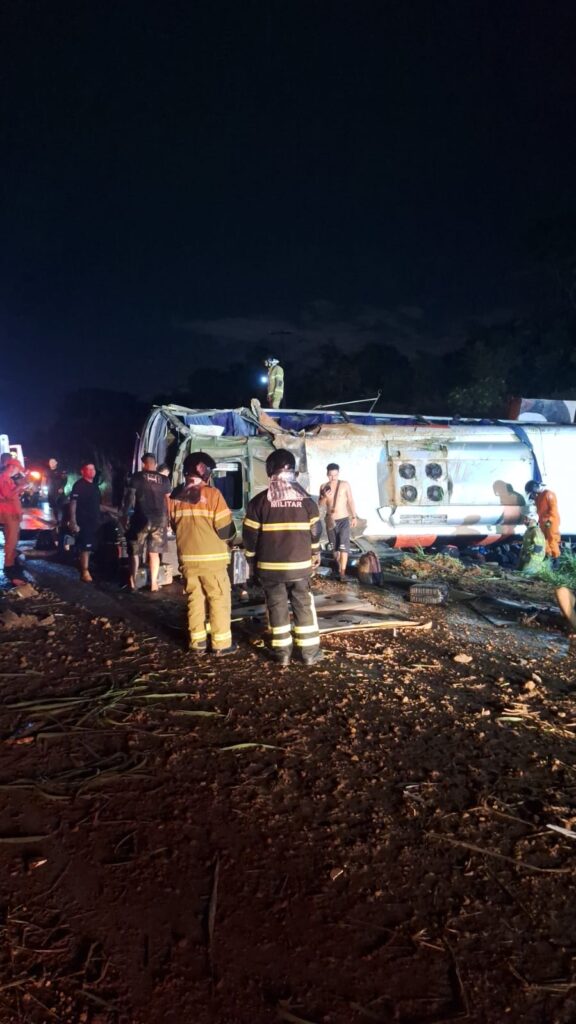 Ônibus de banda de Núzio Medeiros tomba em Teresina e deixa seis feridos