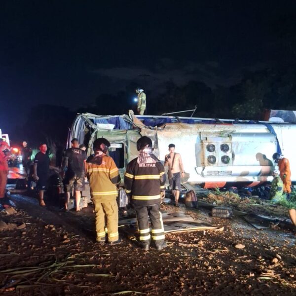 Ônibus de banda de Núzio Medeiros tomba em Teresina e deixa seis feridos