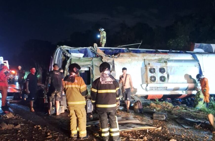 Ônibus de banda de Núzio Medeiros tomba em Teresina e deixa seis feridos