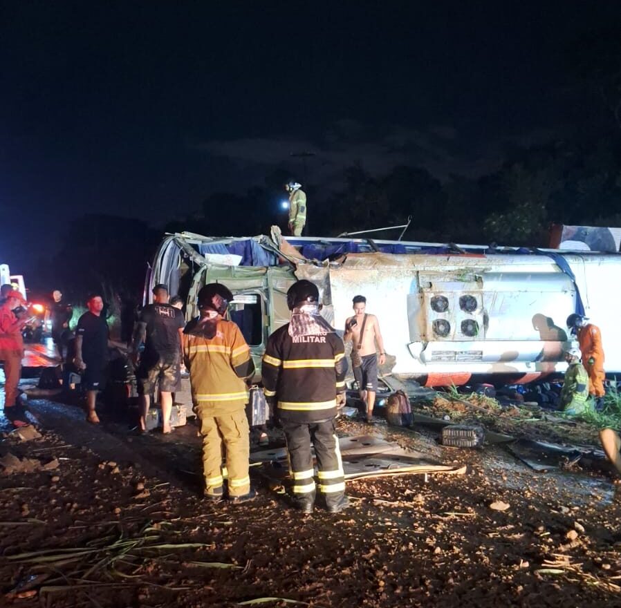 Ônibus de banda de Núzio Medeiros tomba em Teresina e deixa seis feridos