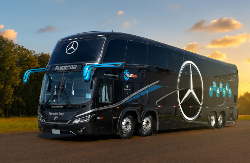 Busscar entrega ônibus de demonstração da linha Panorâmico DD NB1 à Mercedes-Benz