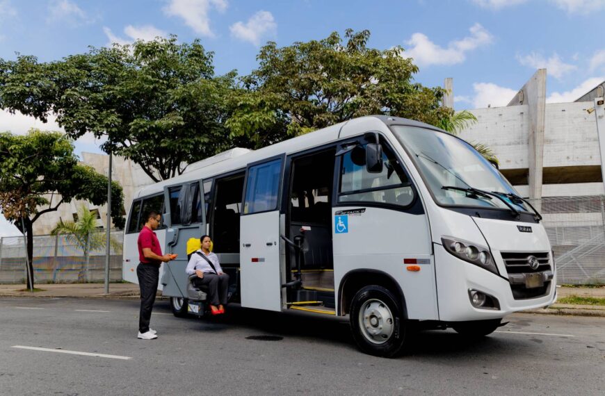 Volare apresenta micro-ônibus com novo sistema de acessibilidade em congresso de municípios em Minas Gerais