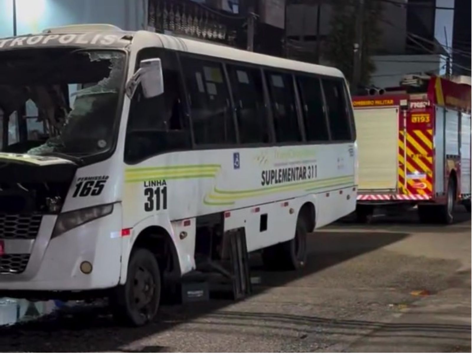 Alternativo da linha 311 é atingido por incêndio na zona leste de Natal