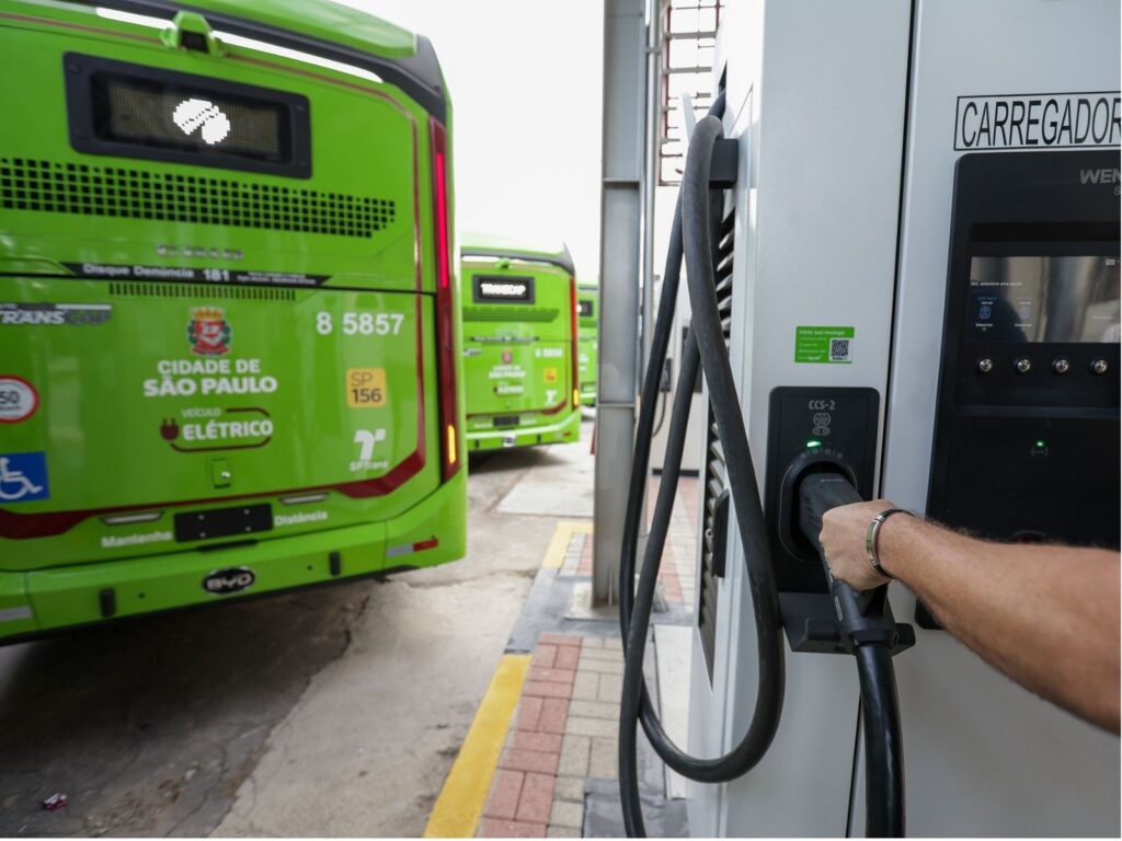 Anfavea projeta até 450 mil veículos eletrificados vendidos em 2026; Eletra/Caio lidera mercado de ônibus elétrico