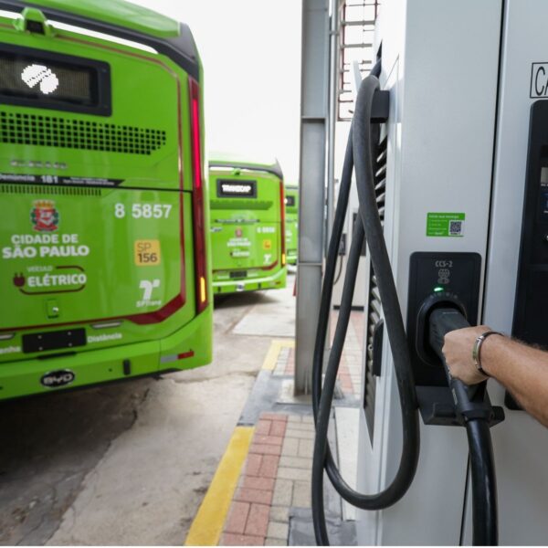 Anfavea projeta até 450 mil veículos eletrificados vendidos em 2026; Eletra/Caio lidera mercado de ônibus elétrico