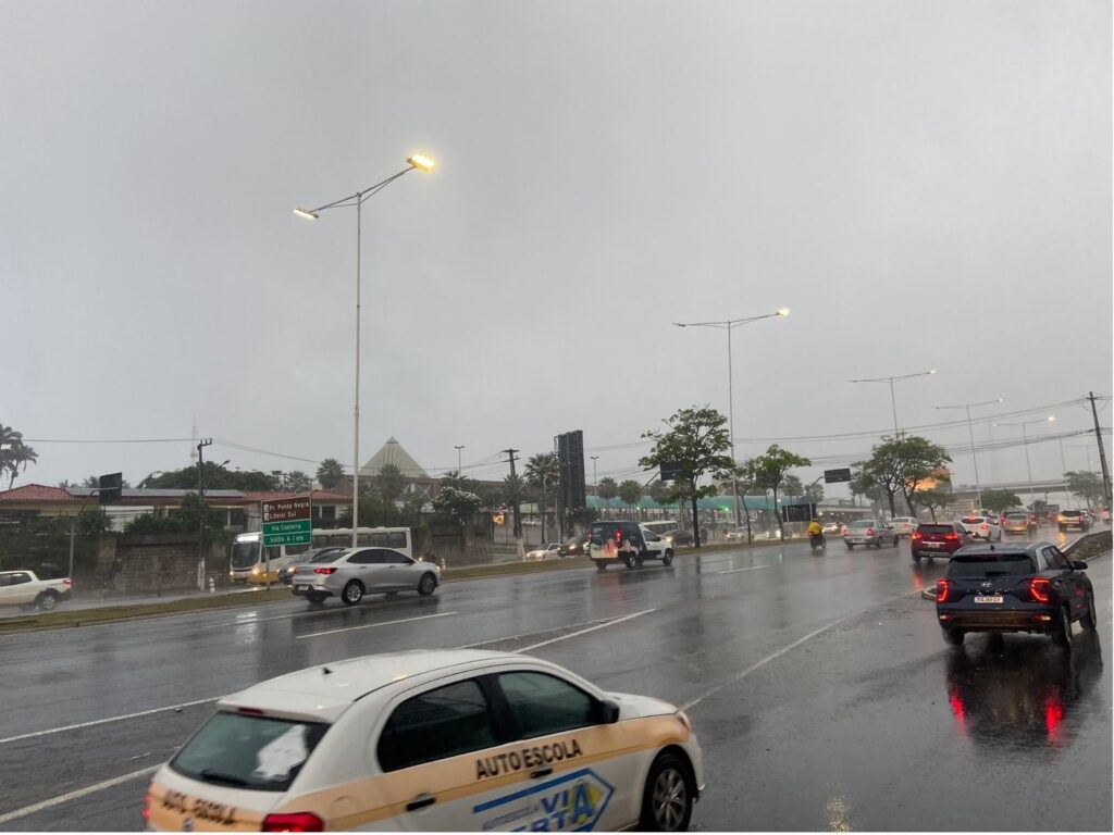 Chuvas em Natal provocam alagamentos e deixam trecho intransitável neste domingo (10)