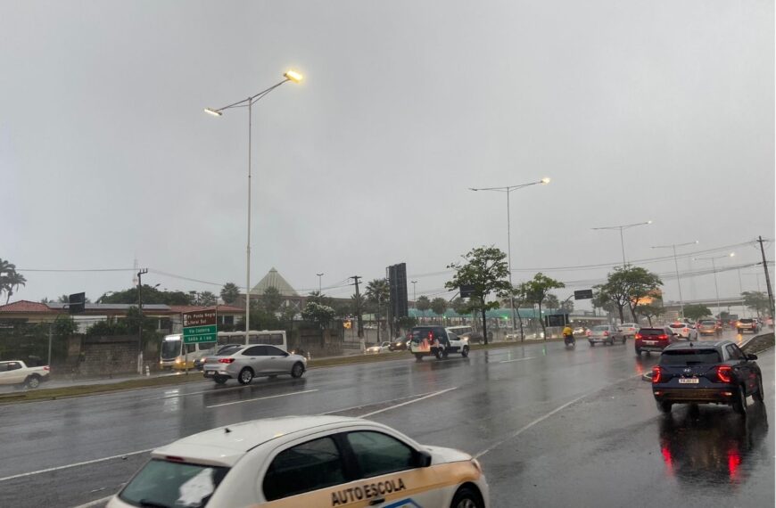 Chuvas em Natal provocam alagamentos e deixam trecho intransitável neste domingo (10)