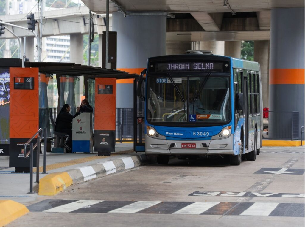Homem morre após briga dentro de ônibus na zona sul de São Paulo