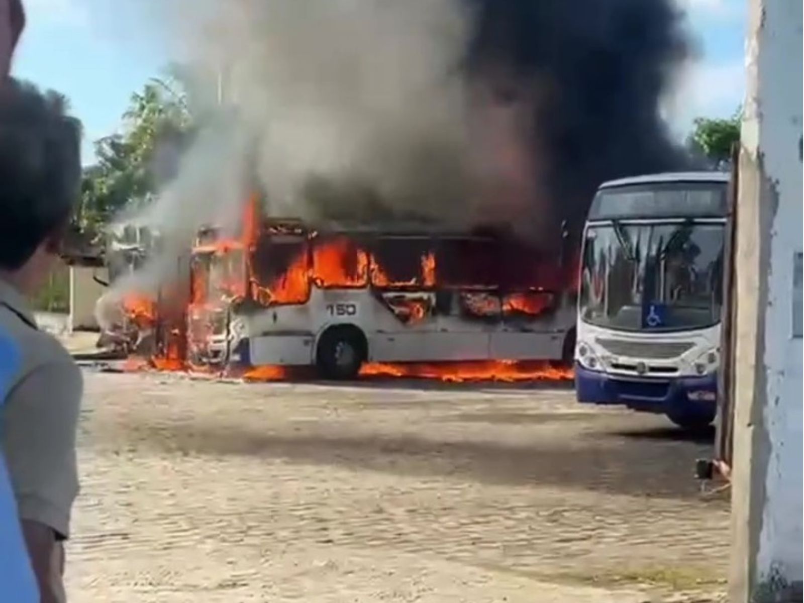 Incêndio atinge garagem da Trampolim da Vitória e destrói dois ônibus em São José de Mipibu