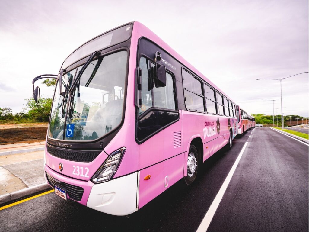 Maceió inicia operação de ônibus exclusivo para mulheres no transporte público
