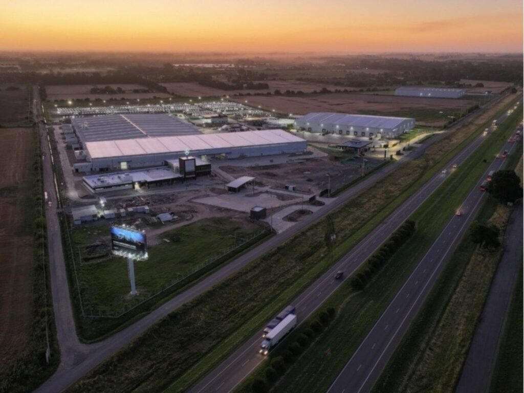 Mercedes-Benz inaugura novo centro industrial em Zárate, na Argentina