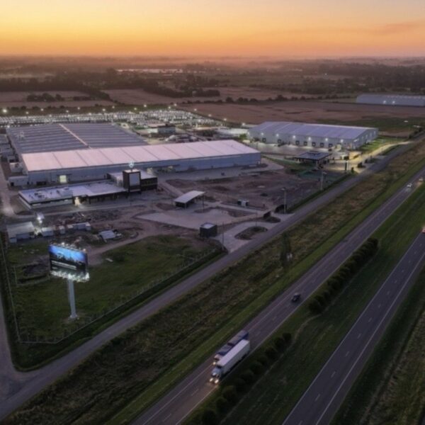 Mercedes-Benz inaugura novo centro industrial em Zárate, na Argentina