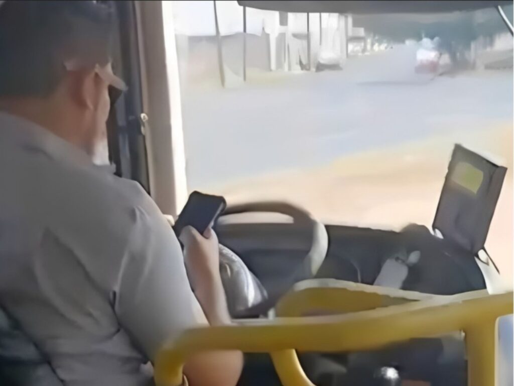 Motorista é flagrado usando celular ao volante em ônibus lotado de Uberlândia