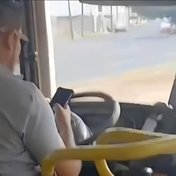 Motorista é flagrado usando celular ao volante em ônibus lotado de Uberlândia