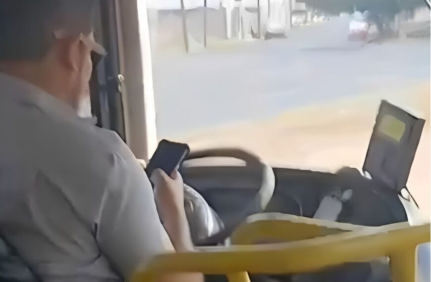 Motorista é flagrado usando celular ao volante em ônibus lotado de Uberlândia