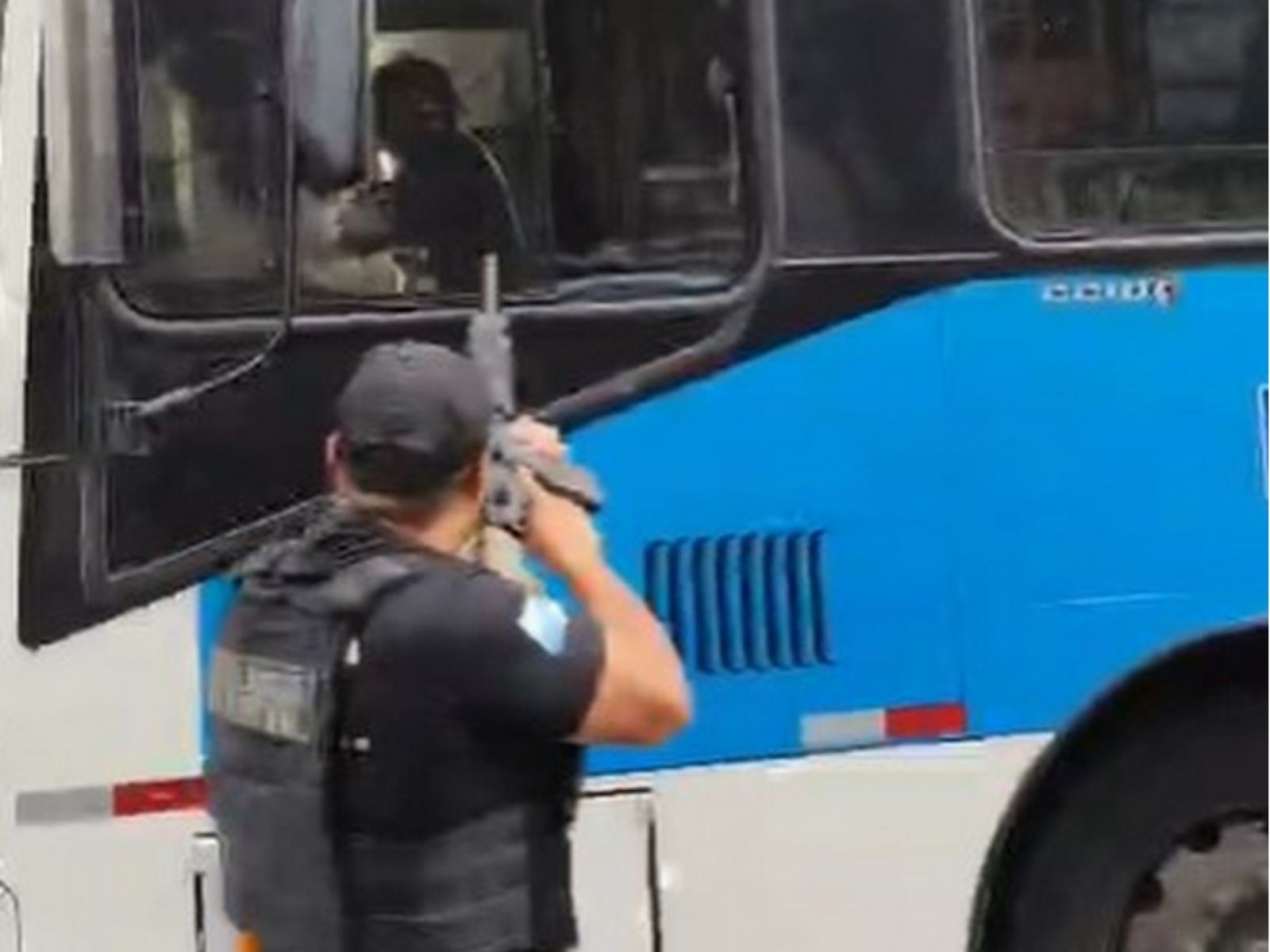 Motorista investigado por ligação com o Comando Vermelho é preso durante operação no Rio