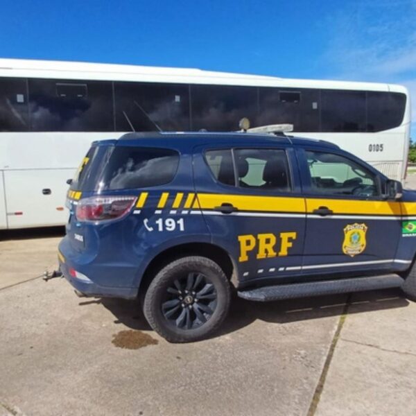 Ônibus ligado à Viação Nordeste tentava ‘fugir’ de fiscalização, mas foi flagrado pela PRF em São Gonçalo do Amarante