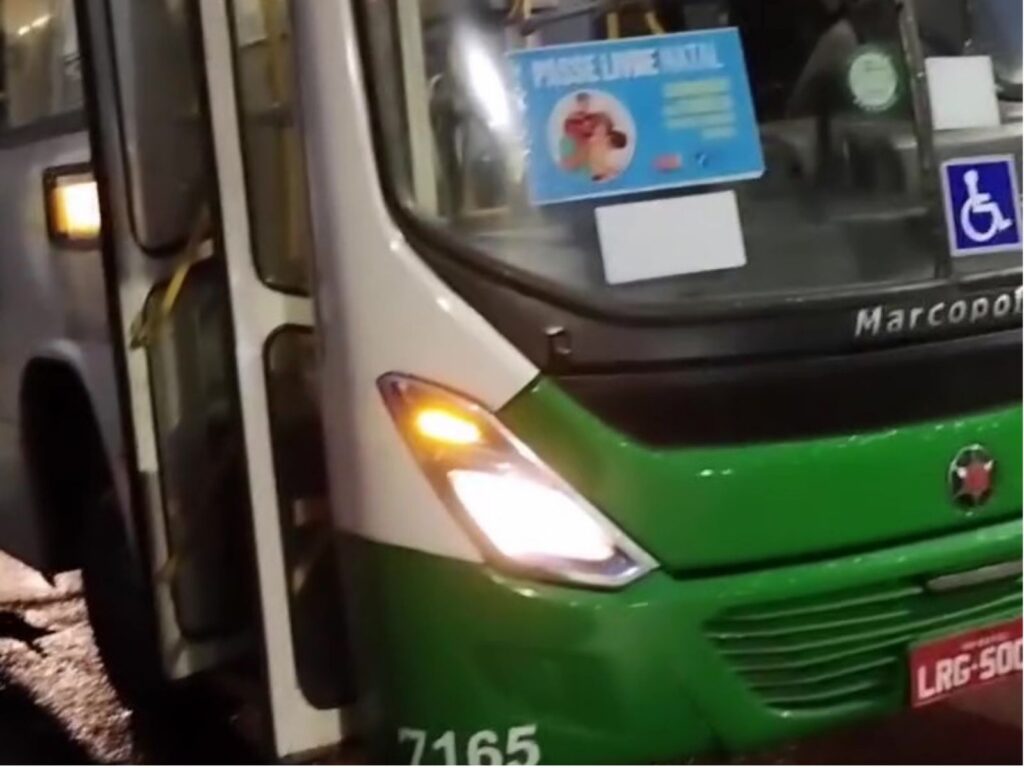 Ônibus perde os freios durante descida em Mãe Luiza, em Natal