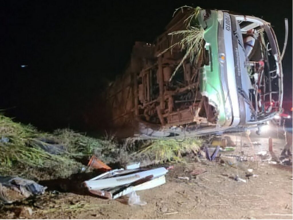 Ônibus tomba em Minas Gerais e deixa mortos e feridos