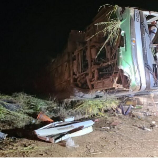 Ônibus tomba em Minas Gerais e deixa mortos e feridos