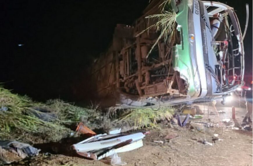 Ônibus tomba em Minas Gerais e deixa mortos e feridos