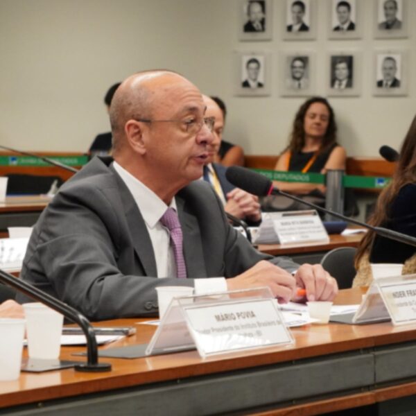 PEC do fim da escala 6×1 gera debate sobre impactos no transporte público e na economia