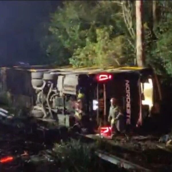 Acidente com ônibus da Expresso Nordeste deixa uma pessoa morta e 11 feridos no Rio Grande do Sul