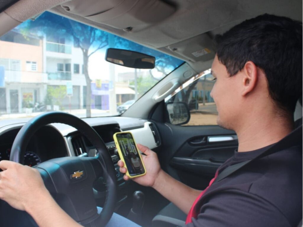 Celular ao volante preocupa mais que excesso de velocidade, aponta levantamento com motoristas