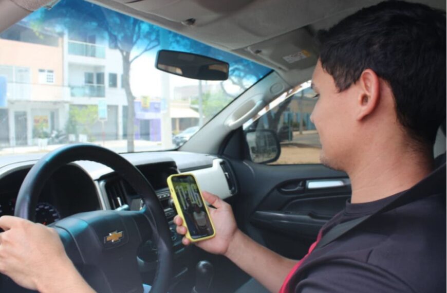 Celular ao volante preocupa mais que excesso de velocidade, aponta levantamento com motoristas
