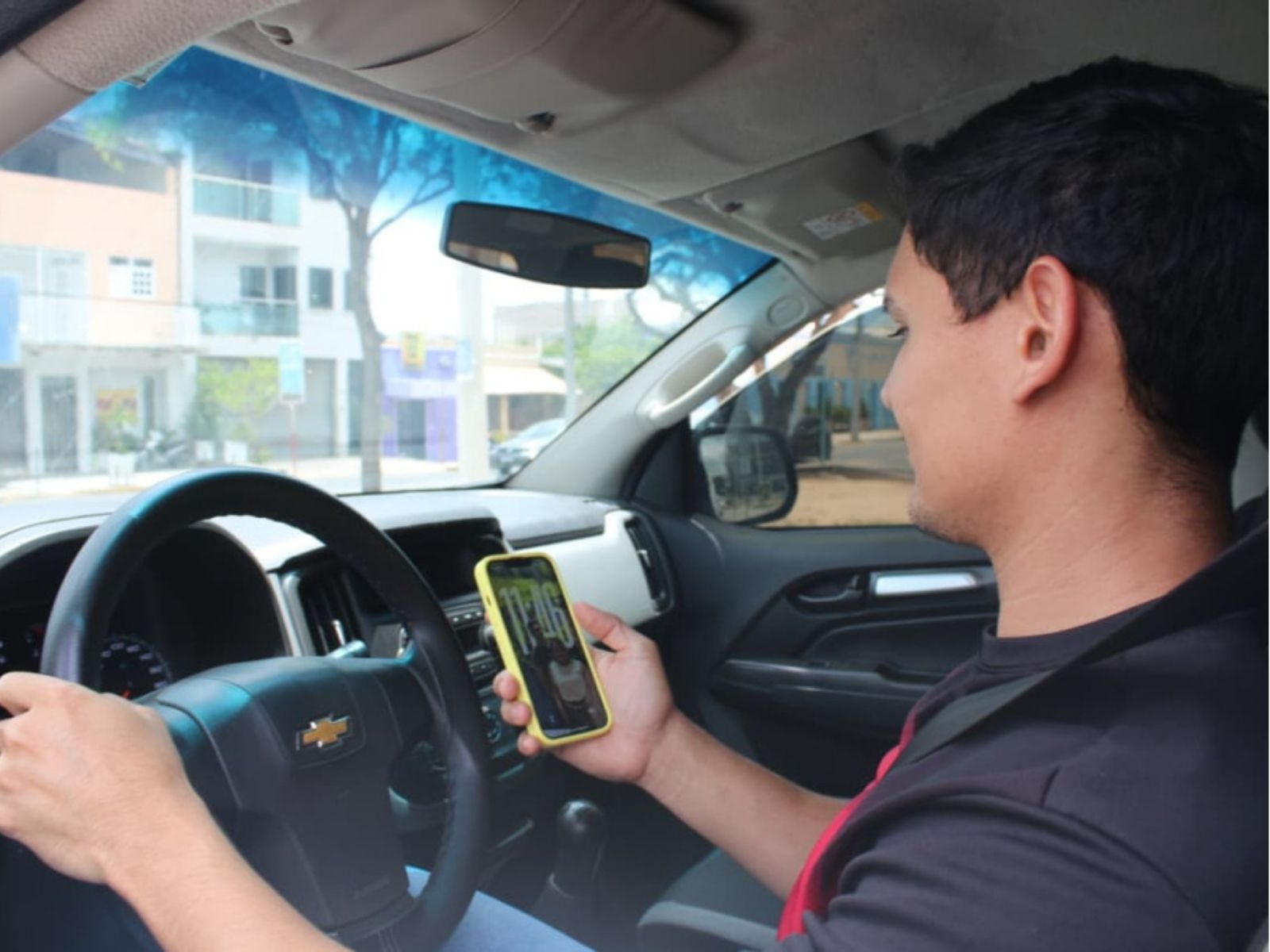 Celular ao volante preocupa mais que excesso de velocidade, aponta levantamento com motoristas