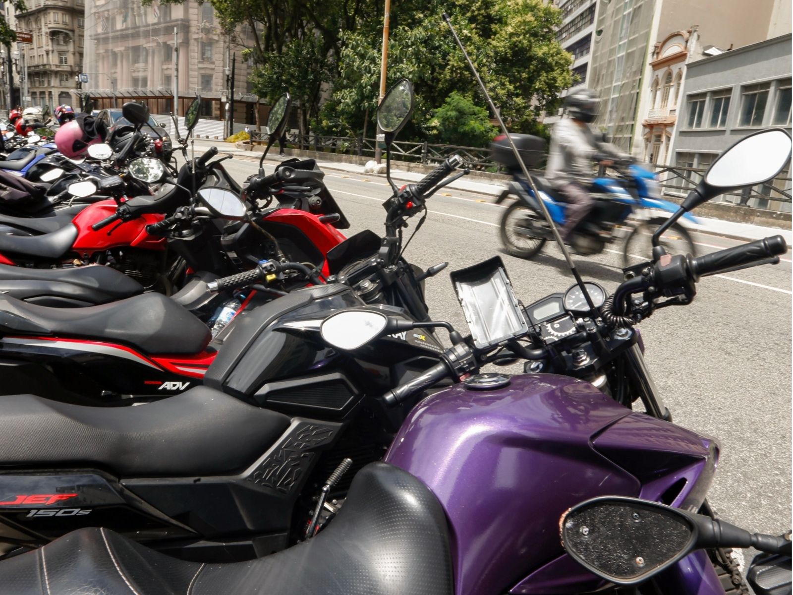 Comissão da Câmara aprova proposta para transporte de passageiros por moto por aplicativo